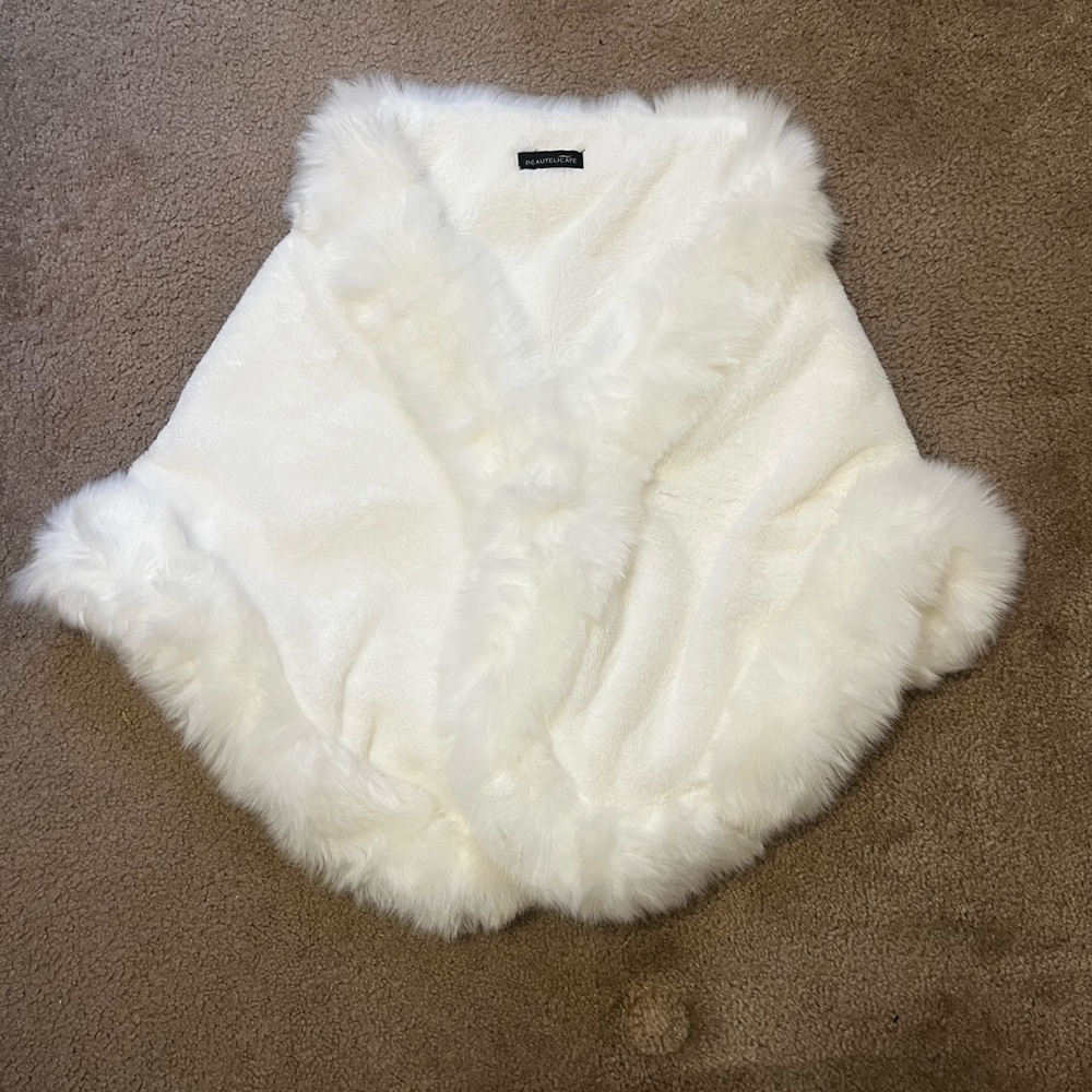 Faux fur shawl/ wrap - Picture 3 of 6